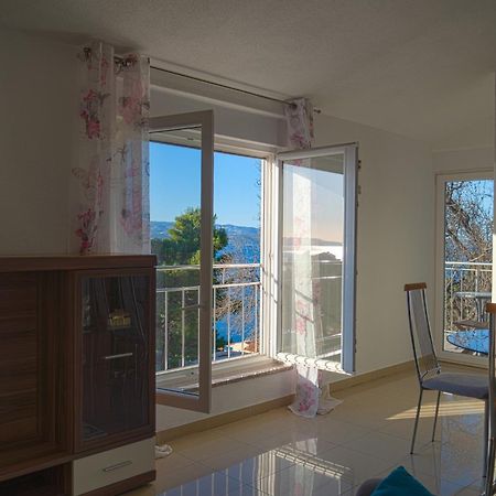 Apartments Sara & Nina Omiš Extérieur photo
