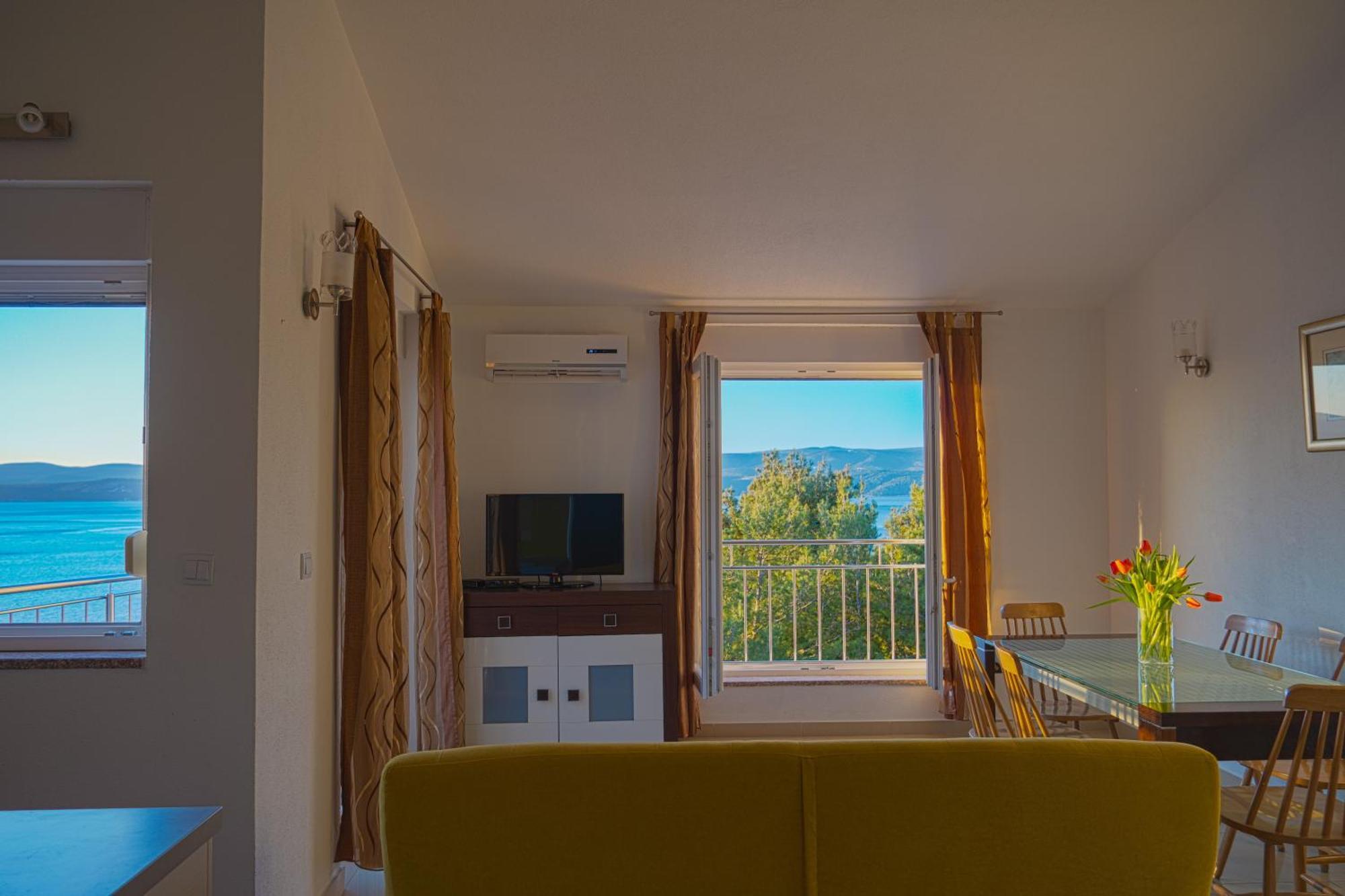 Apartments Sara & Nina Omiš Extérieur photo