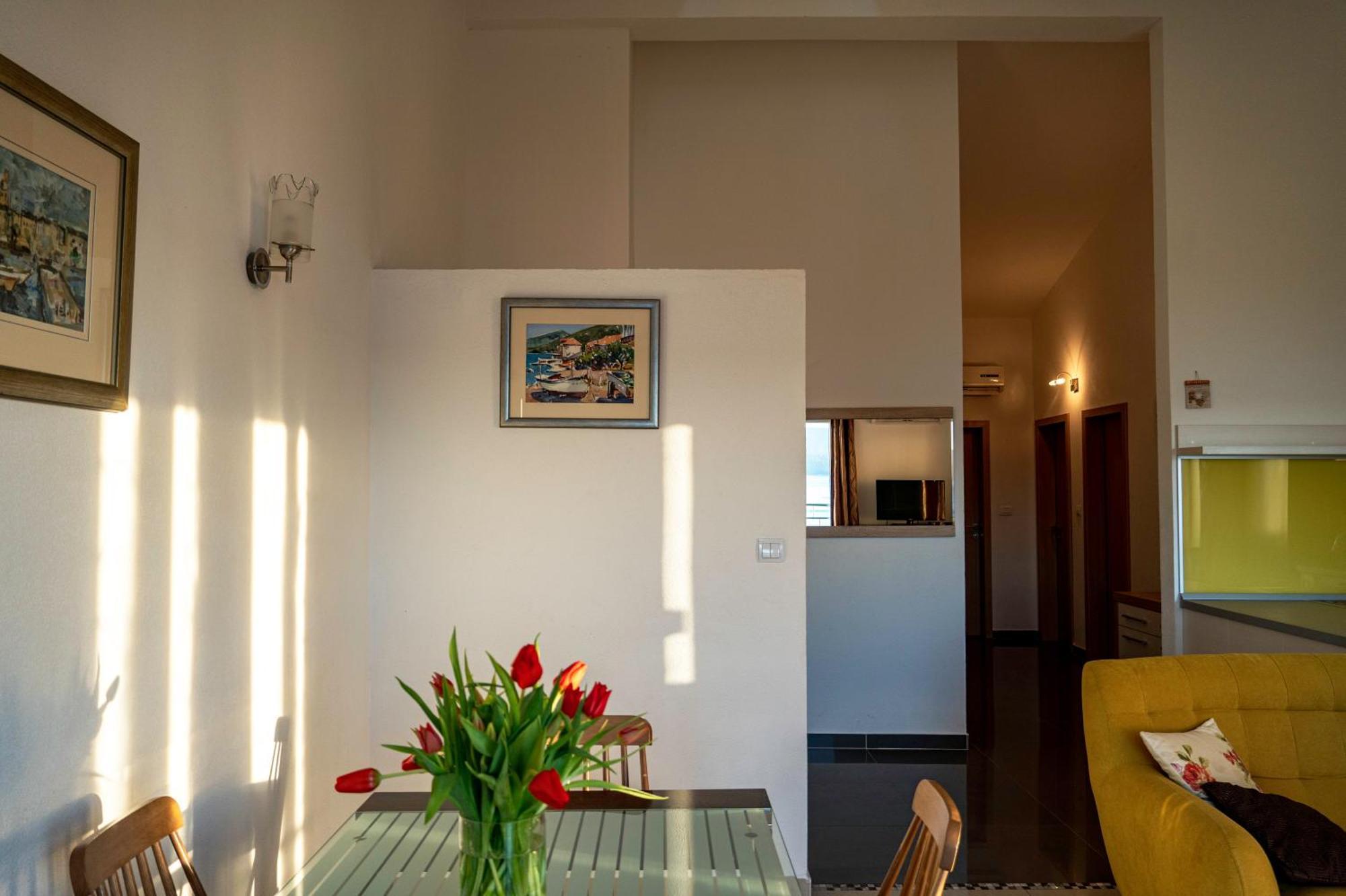 Apartments Sara & Nina Omiš Extérieur photo