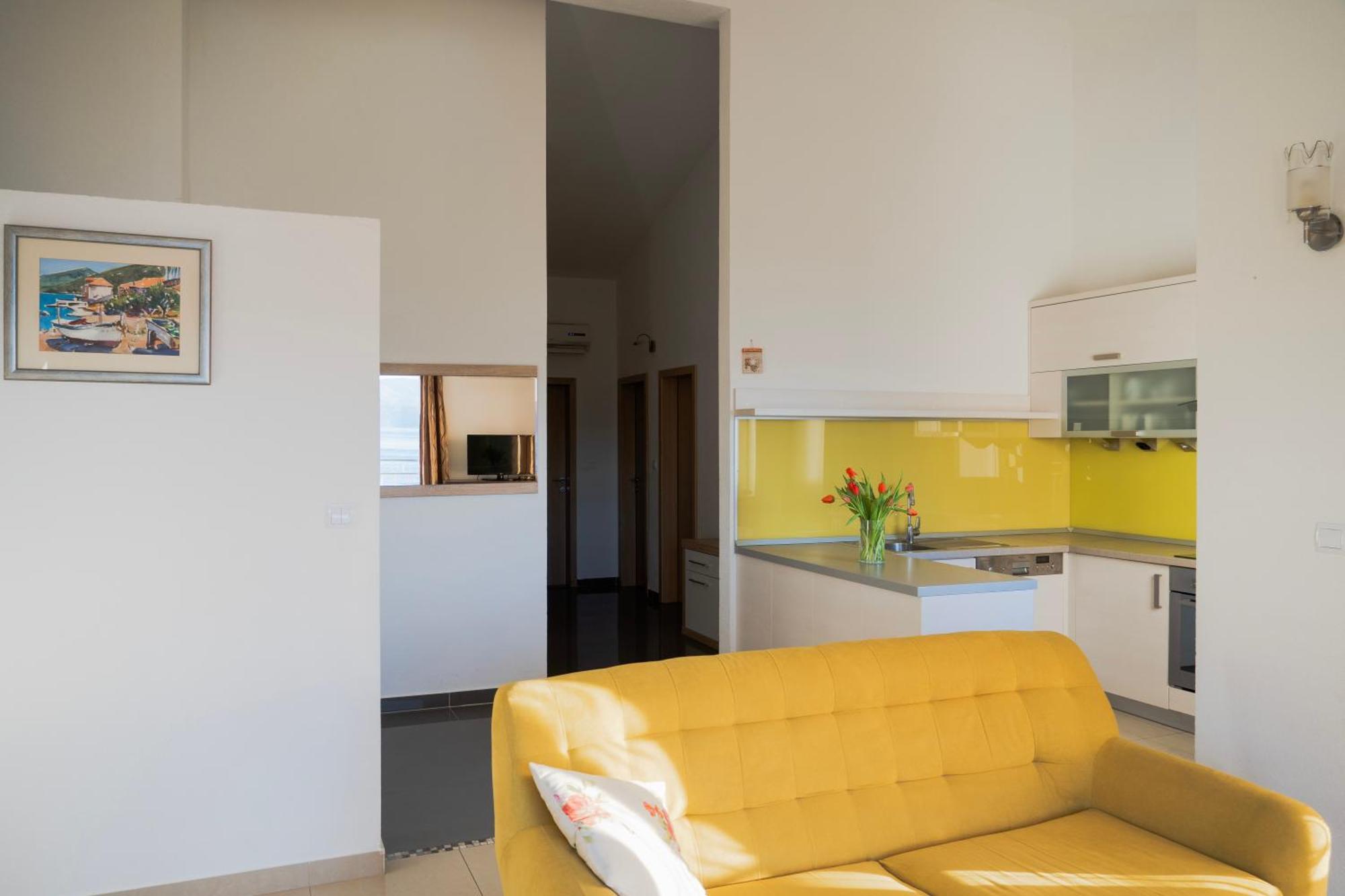 Apartments Sara & Nina Omiš Extérieur photo