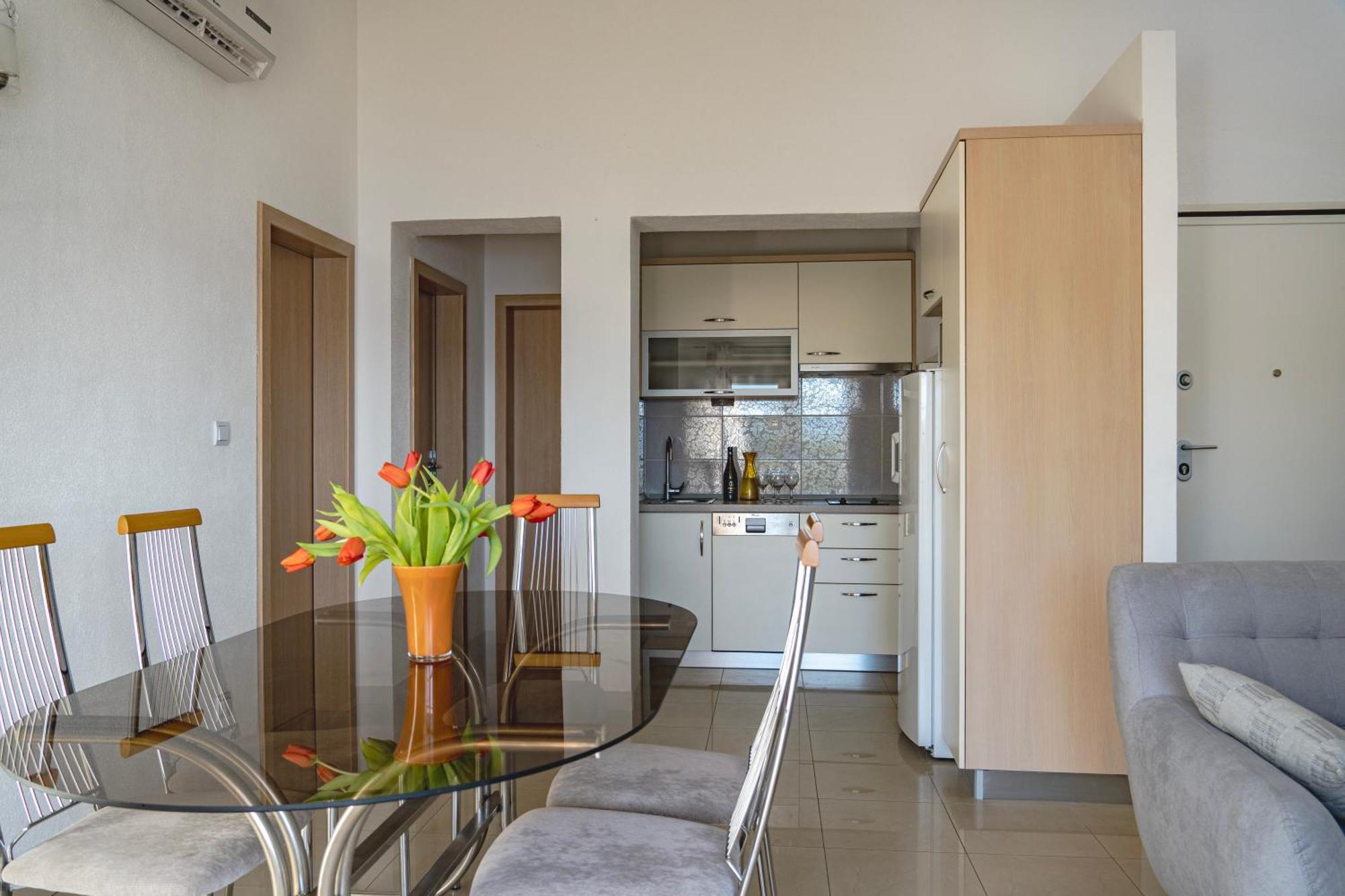 Apartments Sara & Nina Omiš Extérieur photo
