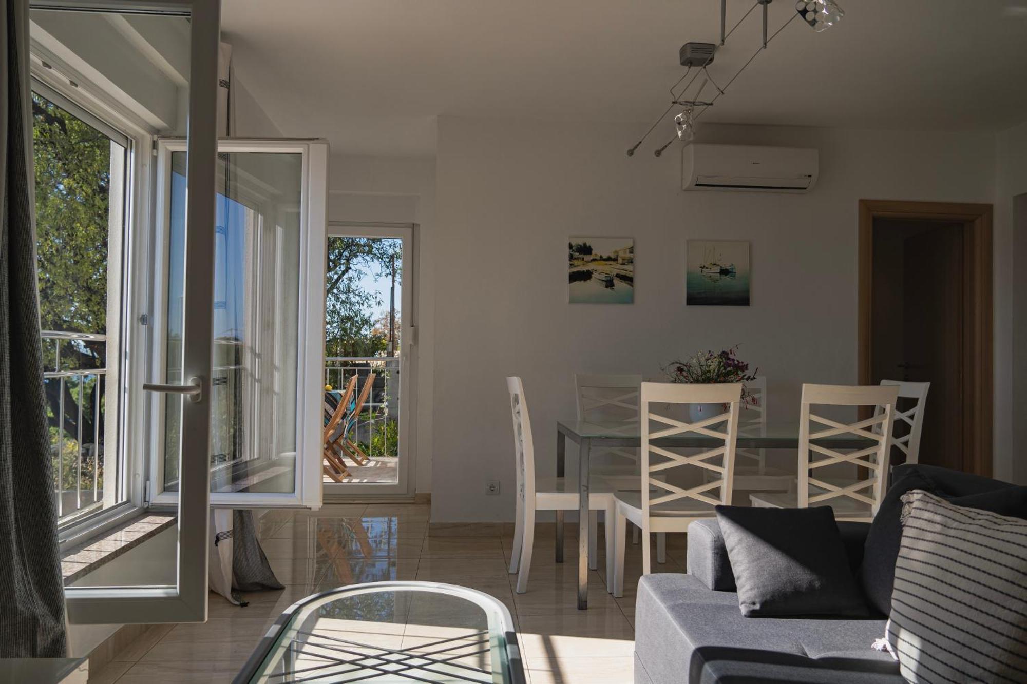Apartments Sara & Nina Omiš Extérieur photo