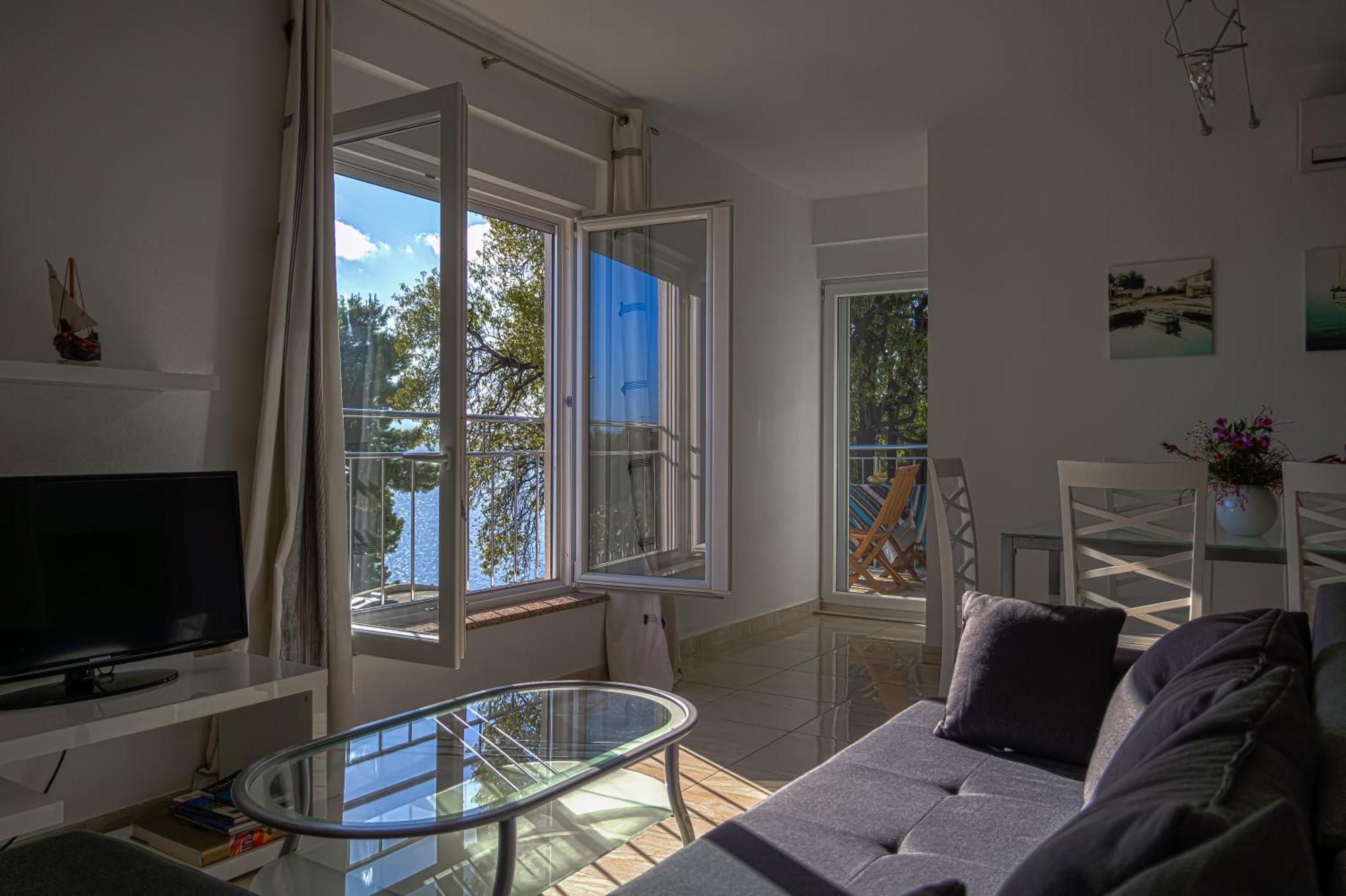 Apartments Sara & Nina Omiš Extérieur photo