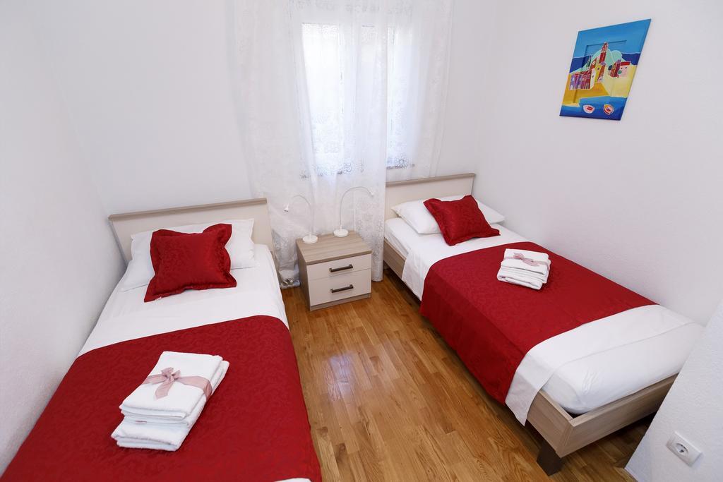 Apartments Sara & Nina Omiš Extérieur photo