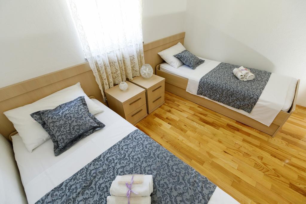 Apartments Sara & Nina Omiš Extérieur photo