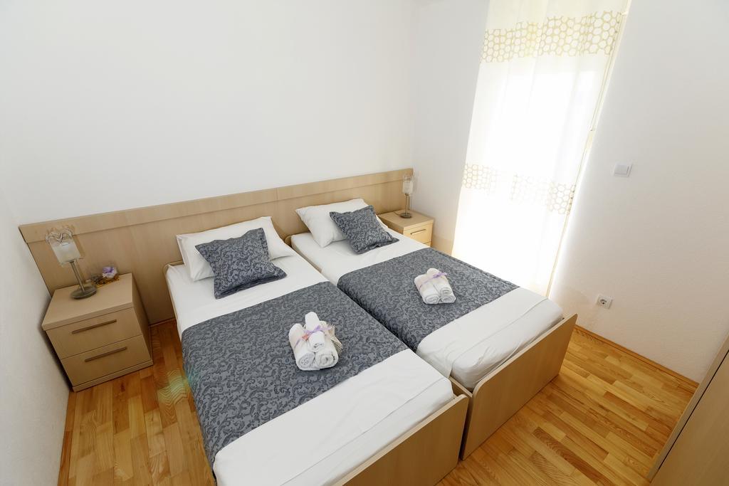 Apartments Sara & Nina Omiš Extérieur photo