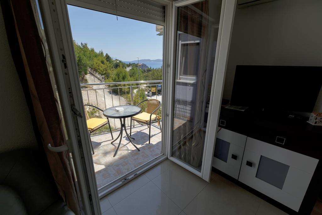 Apartments Sara & Nina Omiš Extérieur photo